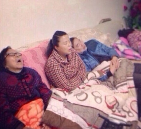 網友曬家人看春晚睡覺照