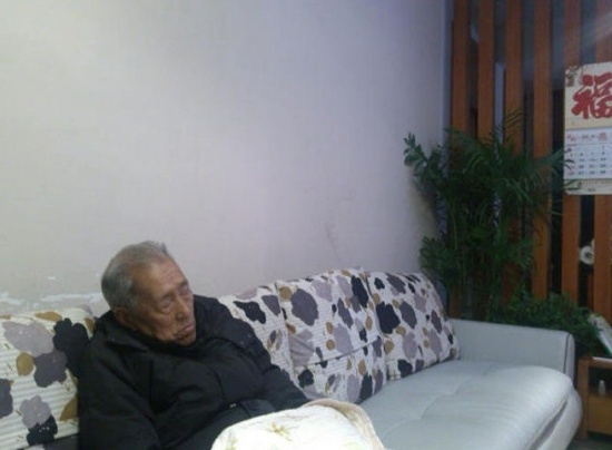 網友曬家人看春晚睡覺照