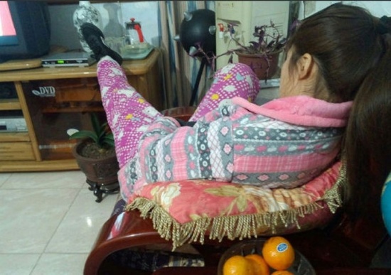 網友曬家人看春晚睡覺照