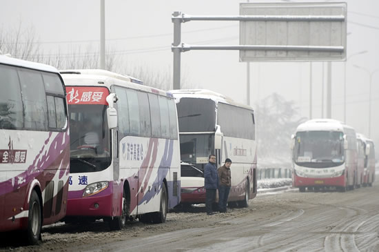 春運返程高峰遭遇暴雪