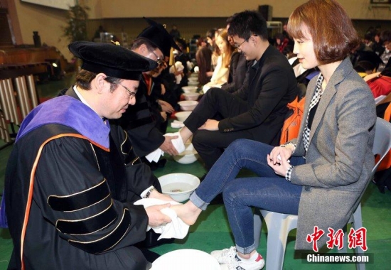 韓國(guó)大學(xué)洗足儀式