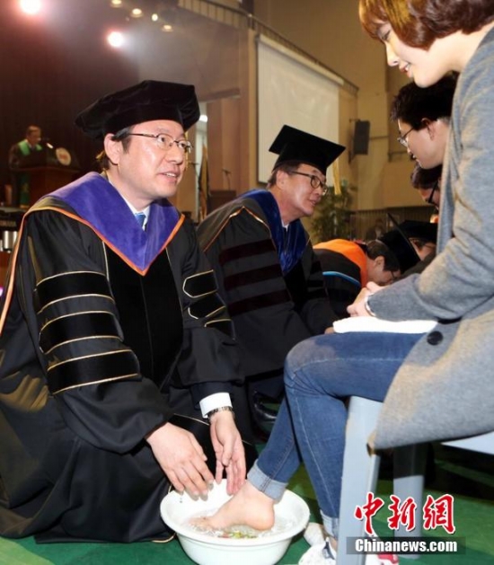 韓國(guó)大學(xué)洗足儀式
