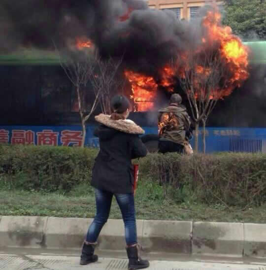 金陽南路公交車起火