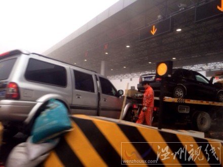 杭州灣跨海大橋前一收費站車禍