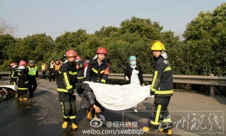 杭州高速貨車側翻