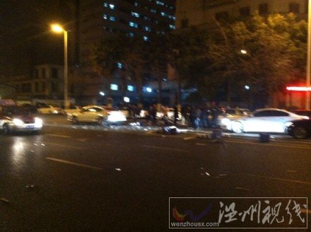 路上的都是車禍碎片