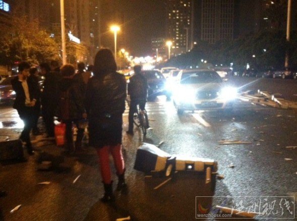 溫州市區(qū)轎車撞上護(hù)欄