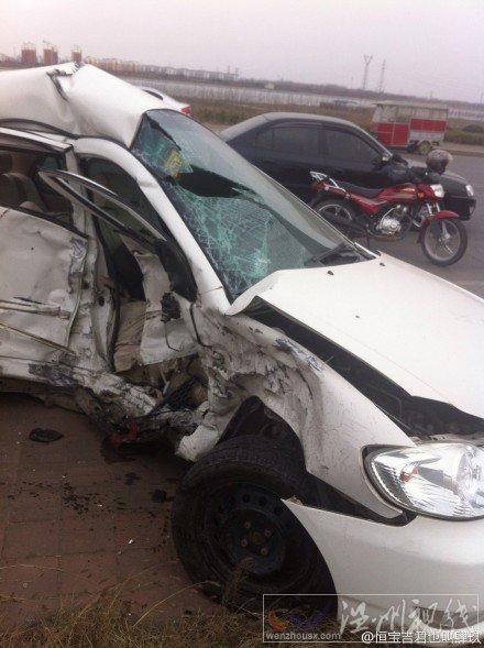 白色轎車被撞變形