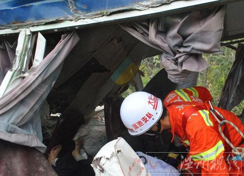 大巴沖下山崖圖片