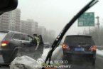 北京迎來2014年第一場雪 降雪給高速公路帶來壓力