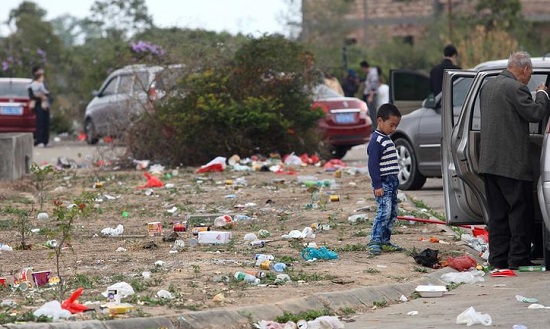 廣東陽江高速服務區堆滿生活垃圾 只有一位清潔工在打掃