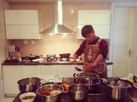 陳思誠下廚房照片 陳思誠掌勺給家人做了年夜飯