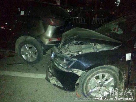 濮陽市區路口6車連撞