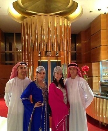 陳曉東與王妤嫻還有家人在迪拜旅游合照