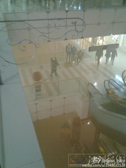 萬達廣場外停了多輛消防車