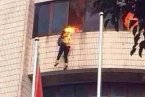 慈溪保險公司發(fā)生大火 一人從著火樓上跳下受傷