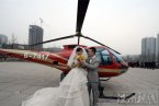 土豪開直升機求婚 重慶一土豪開著直升機跟女友求婚