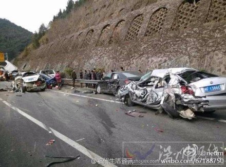 多輛轎車被撞扁