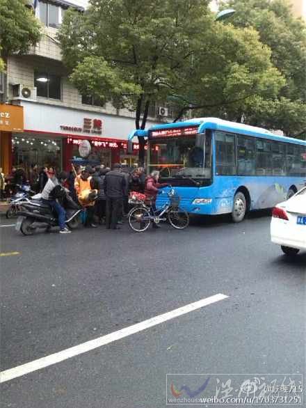 杭州育才路疑似發生交通事故