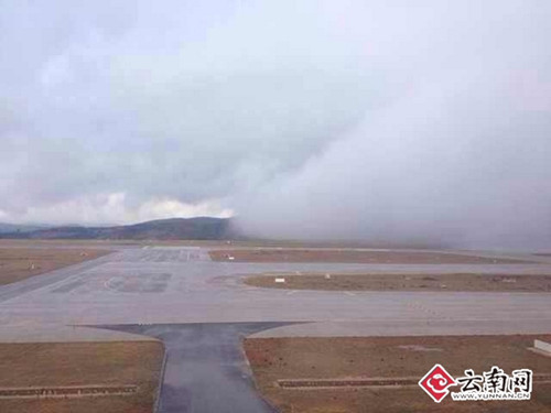 跑道上出現壯觀云墻