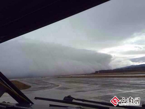 大片的云墻貼著地面移動