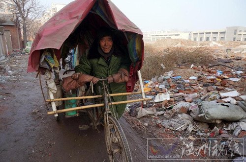 老人靠撿垃圾為生