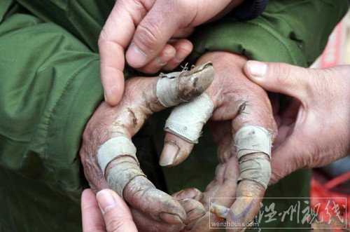 老人住在墳場窩棚