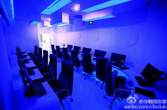 土豪網吧進門費五千每小時69元 網吧使用外星人電腦