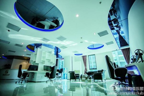 土豪網吧進門費五千每小時69元 網吧使用外星人電腦