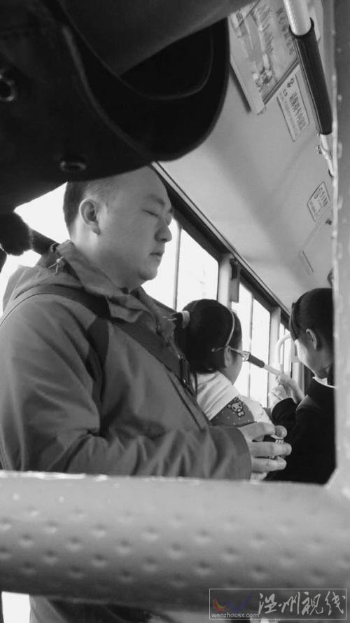 男子閉眼還原三階魔方 公交上閉眼玩魔方