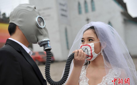 重慶霧霾嚴重街頭行為藝術(shù)上演“霧霾阻擊戰(zhàn)”