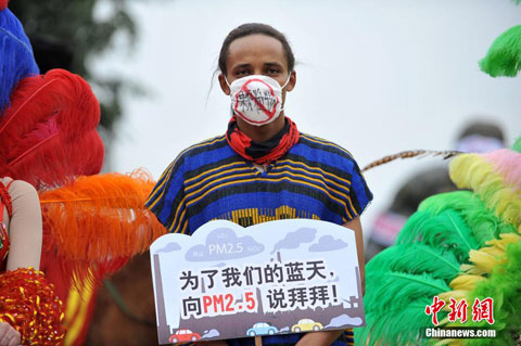 重慶霧霾嚴重街頭行為藝術(shù)上演“霧霾阻擊戰(zhàn)”