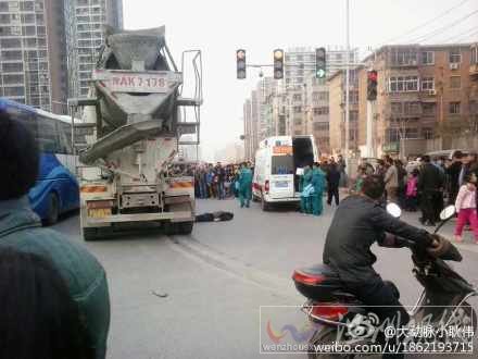 鄭州市區(qū)槽罐車與電瓶車交通事故