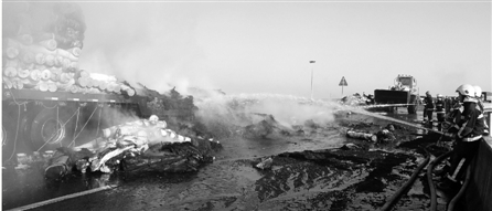 貨車上的布匹全部被燒毀