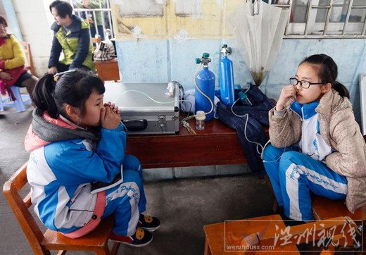 中毒學生在進行吸氧