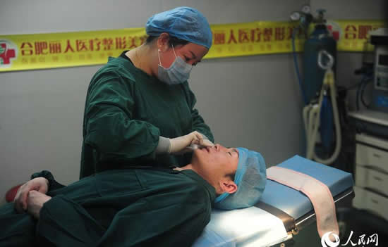 小伙整容成雷鋒后亮相