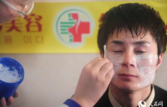 小伙整容成雷鋒后亮相