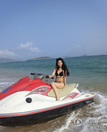 郭美美度假曬比基尼照