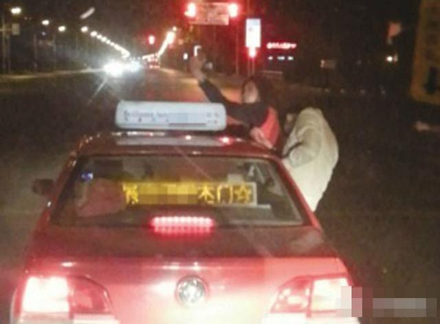 男女坐出租車窗玩自拍