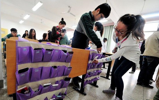 洛陽理工學院上課交手機 教室設收納袋放手機