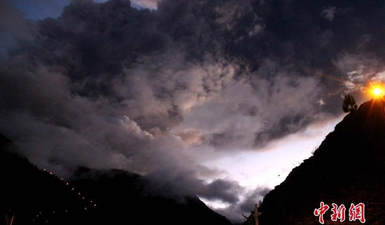 厄瓜多爾火山噴發(fā)圖片 一座活火山噴10千米高煙柱
