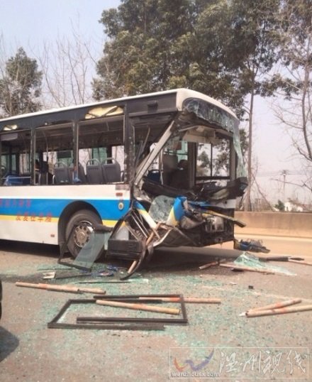 甌海大道往機場方向發生車禍 公交車追尾大貨車面目全非