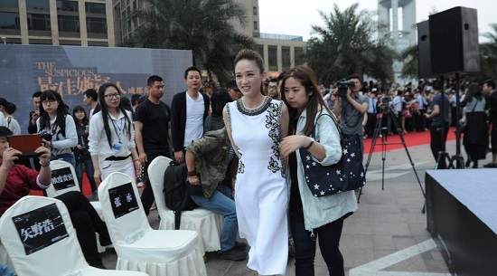 最佳嫌疑人陳喬恩現身成都 場面火爆粉絲尖叫不停