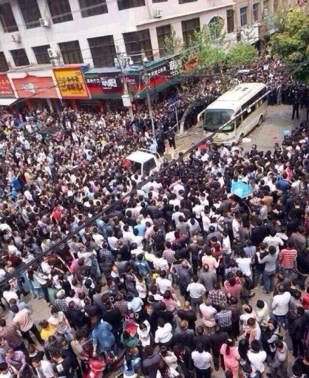 溫州蒼南菜市場城管打人 上千群眾圍困打人者傷者已無大礙