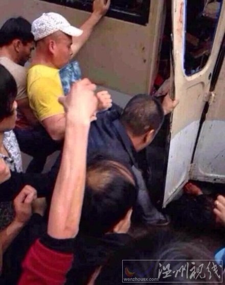 蒼南城管打人后反被群眾圍毆 城管被群眾打的渾身是血