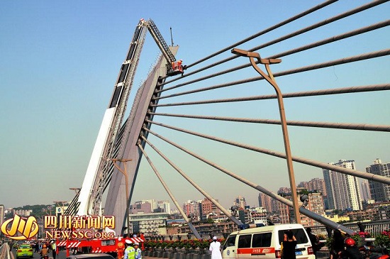 四川男子爬大橋頂端撒錢 市民撿錢交給警方