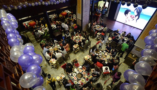 成都小伙求婚包下火鍋店 請市民免費吃