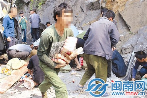 貨車側翻酸奶遭搶