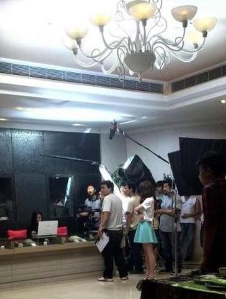 姚笛“出軌門”后片場演新娘 情緒低落無笑容