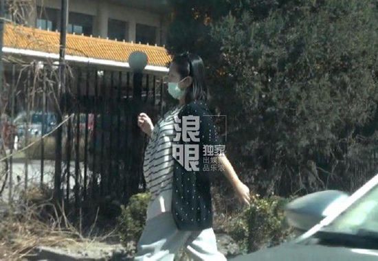 何潔挺大肚外出就餐